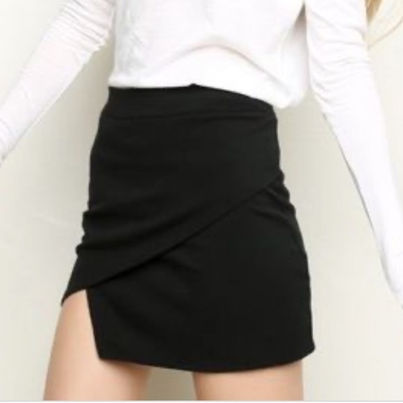 Brandy Melville Cara Skirt - Picture 3 of 3